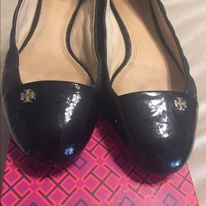 Tory Burch black patent leather quilted flats Sz 9